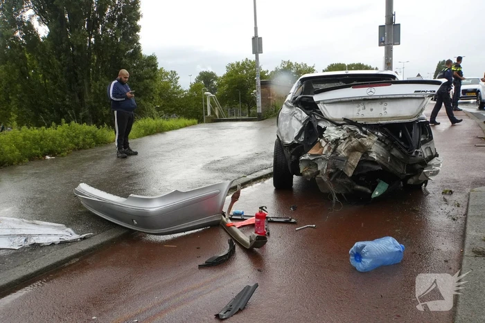 Veel schade bij aanrijding tussen bestelbus en een personenauto