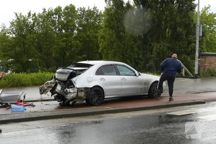 Veel schade bij aanrijding tussen bestelbus en een personenauto