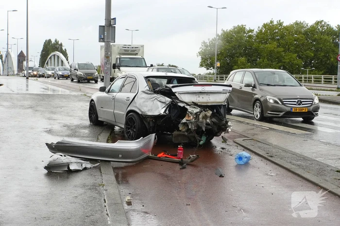 Veel schade bij aanrijding tussen bestelbus en een personenauto