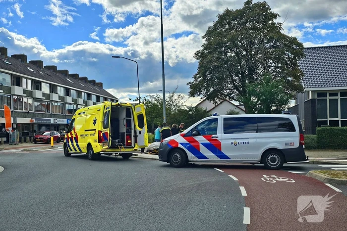 Oudere fietser hard ten val op rotonde