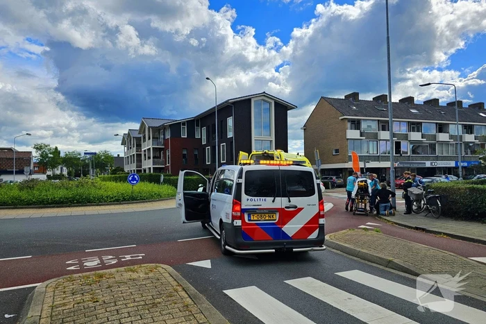 Oudere fietser hard ten val op rotonde