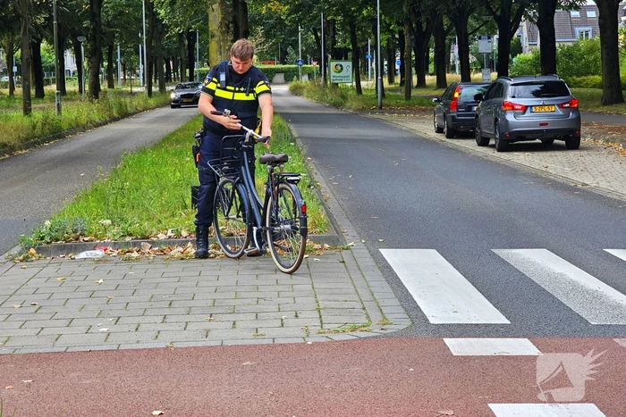 Weer is het raak op een rotonde fietsster aangereden