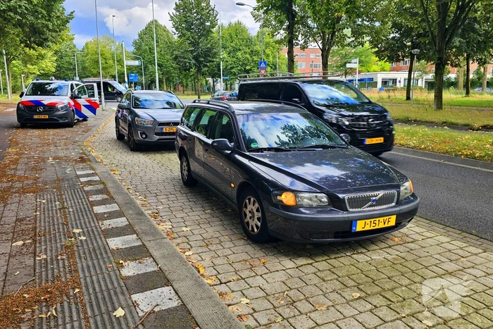 Weer is het raak op een rotonde fietsster aangereden