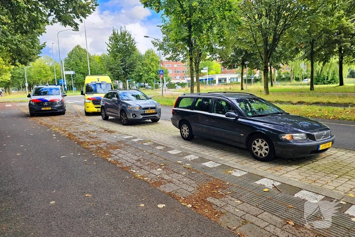 Weer is het raak op een rotonde fietsster aangereden