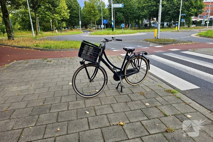 Weer is het raak op een rotonde fietsster aangereden