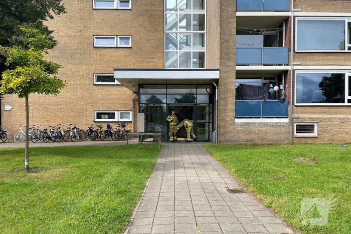 Brandweer verricht metingen in flatgebouw