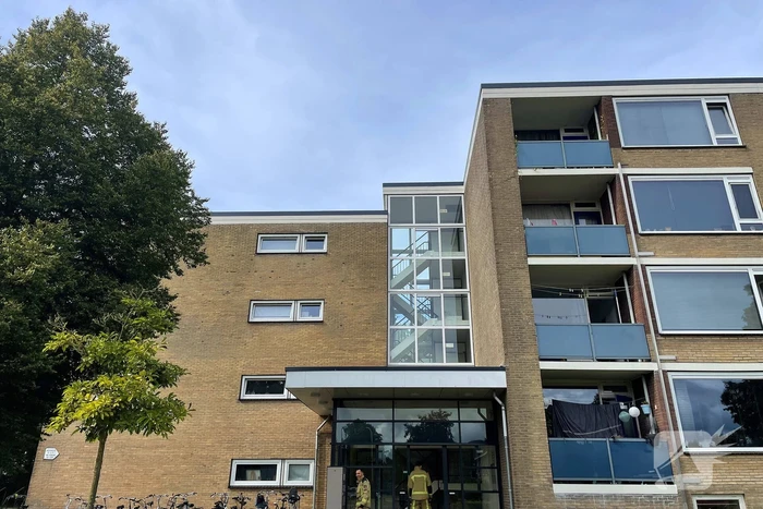 Brandweer verricht metingen in flatgebouw