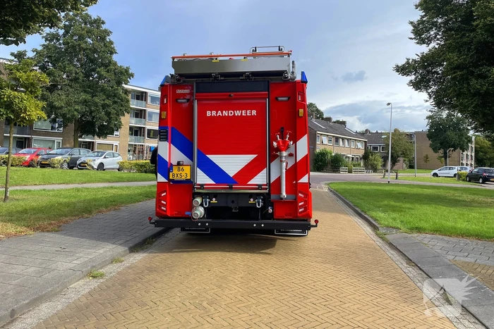 Brandweer verricht metingen in flatgebouw