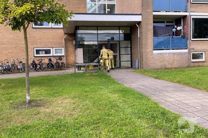 Brandweer verricht metingen in flatgebouw