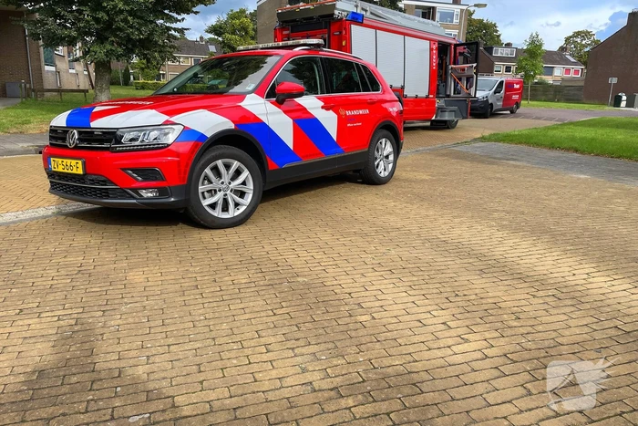 Brandweer verricht metingen in flatgebouw