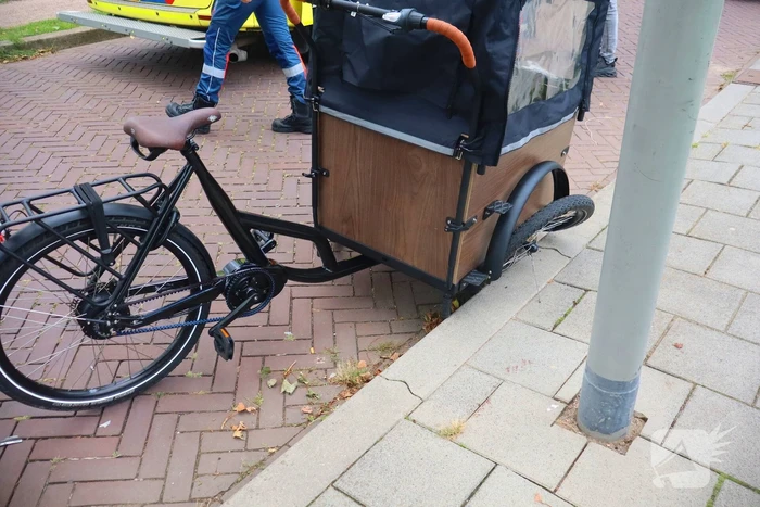 Moeder en kind op bakfiets in botsing met personenauto