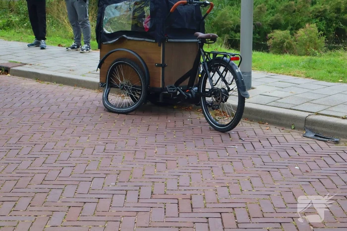 Moeder en kind op bakfiets in botsing met personenauto