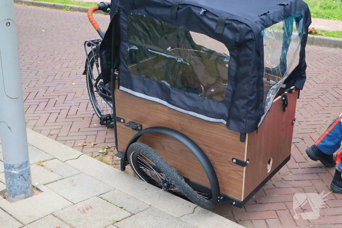 Moeder en kind op bakfiets in botsing met personenauto