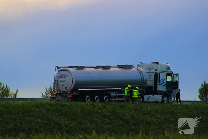 Vrachtwagenchauffeur start blussing bij brand in cabine
