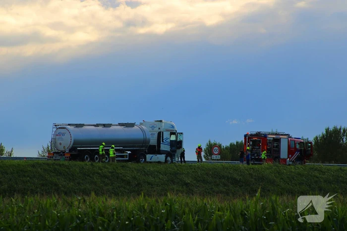 Vrachtwagenchauffeur start blussing bij brand in cabine