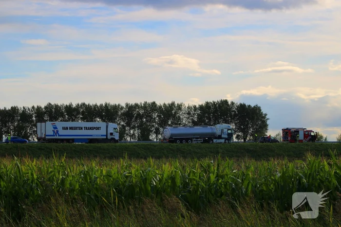 Vrachtwagenchauffeur start blussing bij brand in cabine