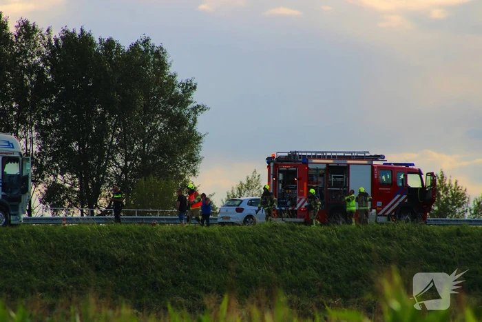 Vrachtwagenchauffeur start blussing bij brand in cabine