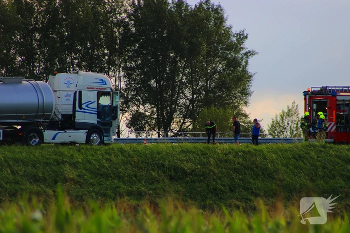 Vrachtwagenchauffeur start blussing bij brand in cabine