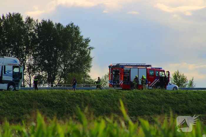 Vrachtwagenchauffeur start blussing bij brand in cabine