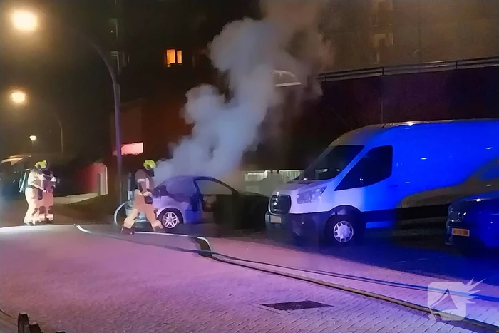 Politiehelikopter ingezet boven uitslaande autobrand