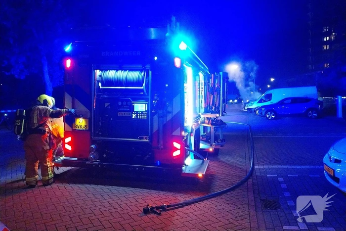 Politiehelikopter ingezet boven uitslaande autobrand