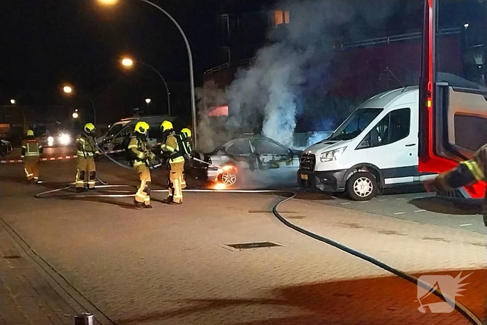 Politiehelikopter ingezet boven uitslaande autobrand