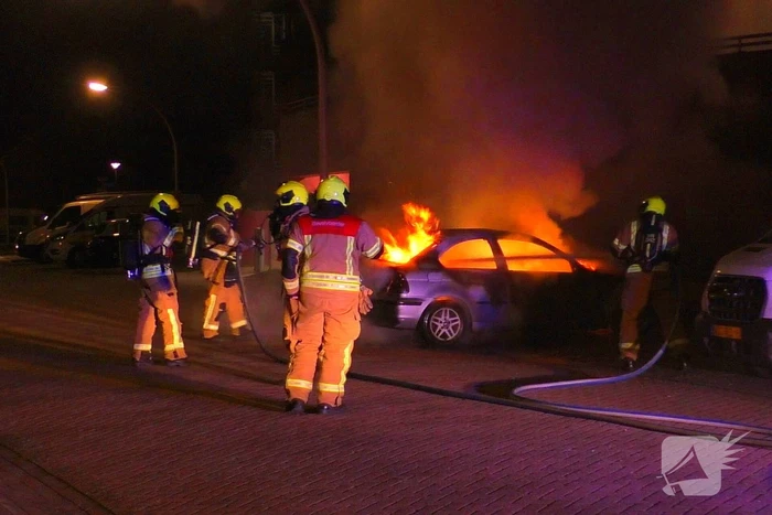 Politiehelikopter ingezet boven uitslaande autobrand