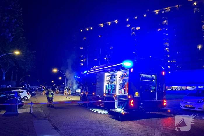 Politiehelikopter ingezet boven uitslaande autobrand