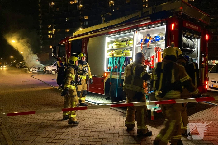 Politiehelikopter ingezet boven uitslaande autobrand