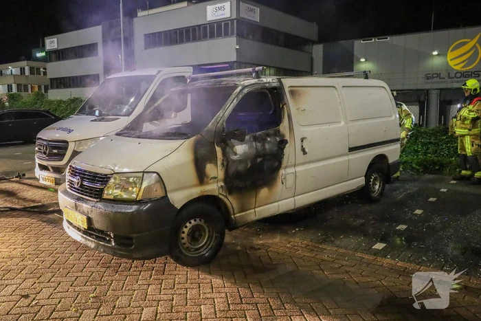 Cabine bestelbus uitgebrand bij hotel