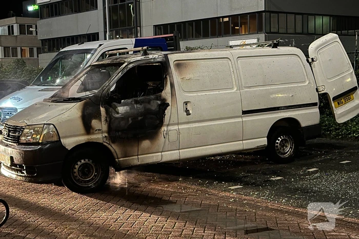 Cabine bestelbus uitgebrand bij hotel