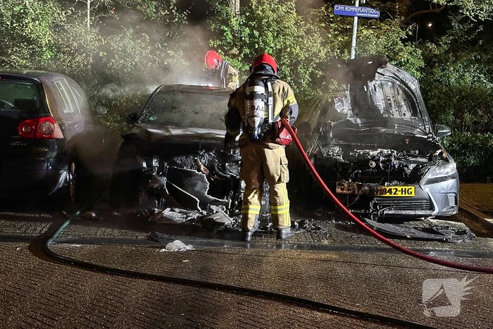 Geparkeerde auto's brandden volledig uit