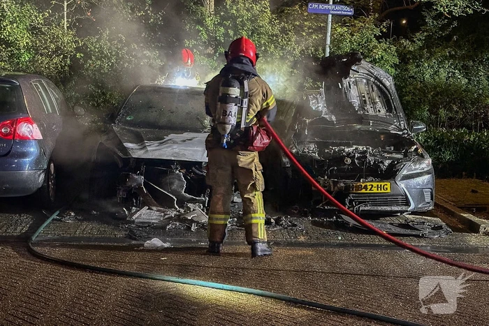 Geparkeerde auto's brandden volledig uit