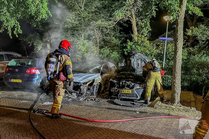 Geparkeerde auto's brandden volledig uit