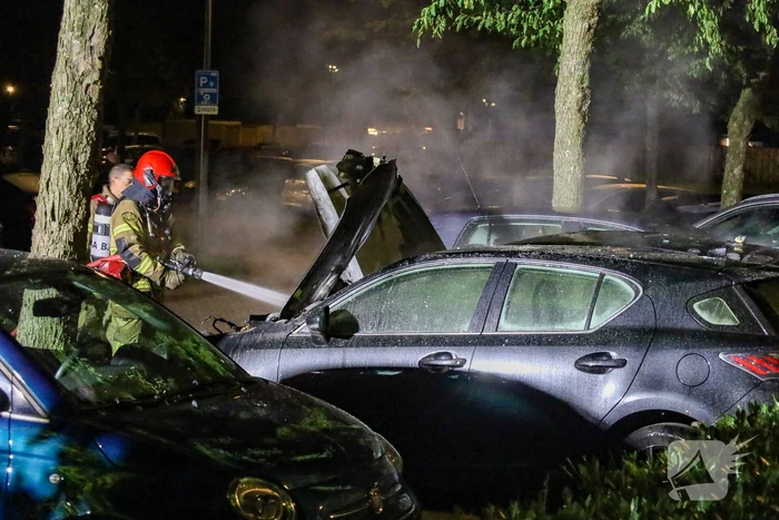 Geparkeerde auto's brandden volledig uit