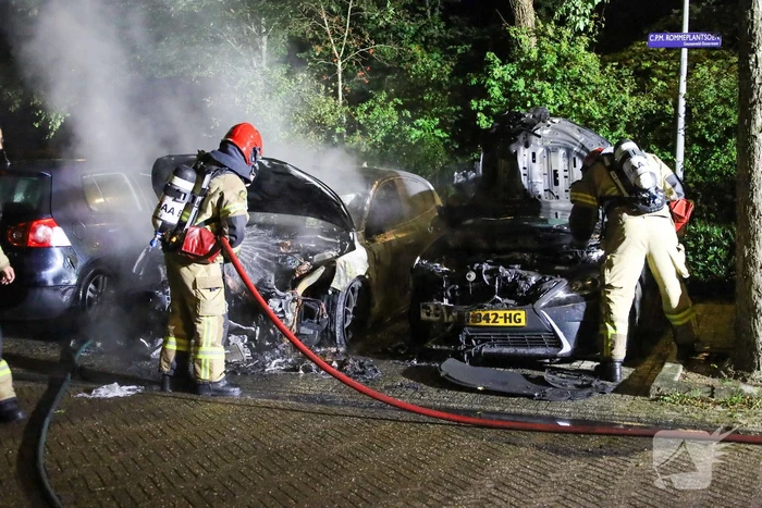 Geparkeerde auto's brandden volledig uit