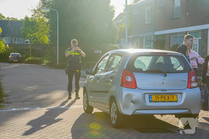 Oudere man met fiets aangereden door personenautoo