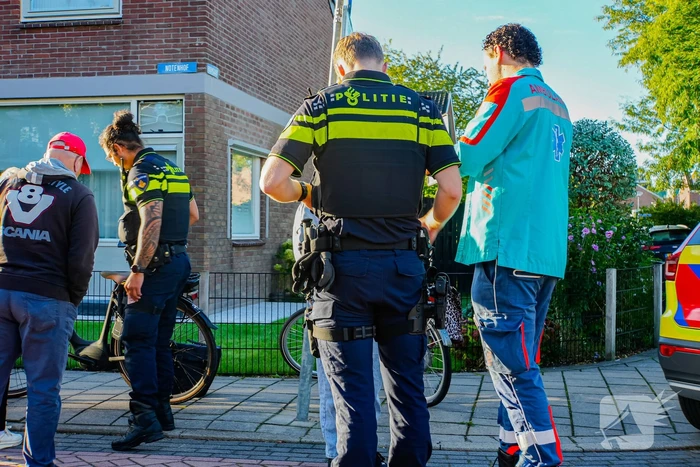 Oudere man met fiets aangereden door personenautoo