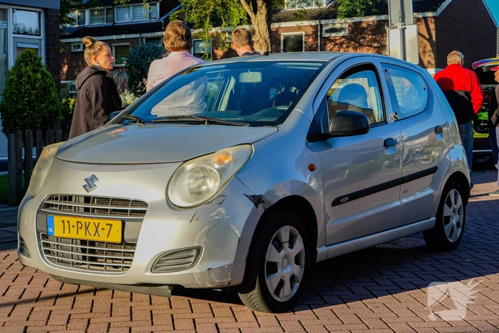 Oudere man met fiets aangereden door personenautoo