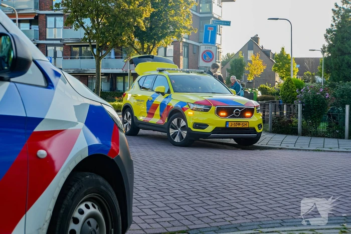 Oudere man met fiets aangereden door personenautoo
