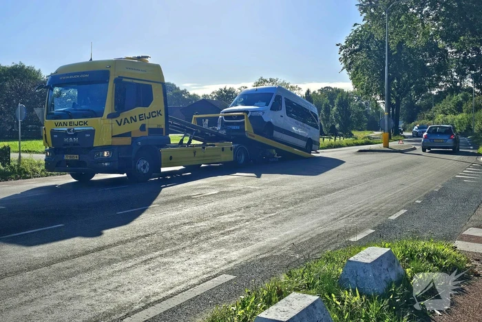 Taxibus klapt achterop personenauto