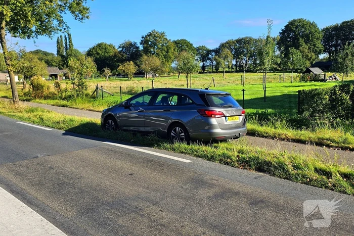 Taxibus klapt achterop personenauto