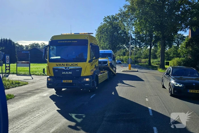 Taxibus klapt achterop personenauto