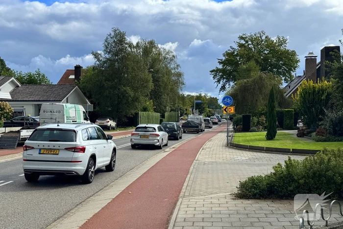 Twee voertuigen botsen op elkaar waarna een op een verkeerslicht klapt