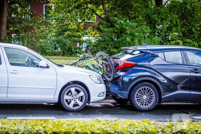 Fiets geplet bij kop-staart botsing