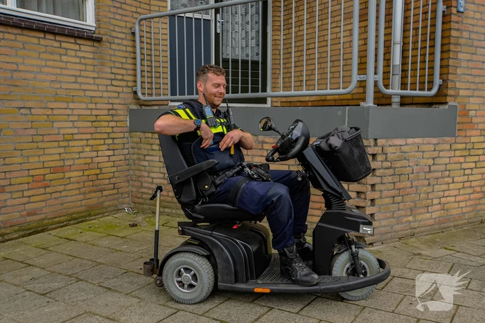 Persoon op fatbike rijdt door na aanrijden scootmobiel