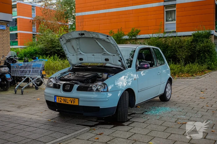 Politie slaat ruit in om kind te redden uit rokende auto