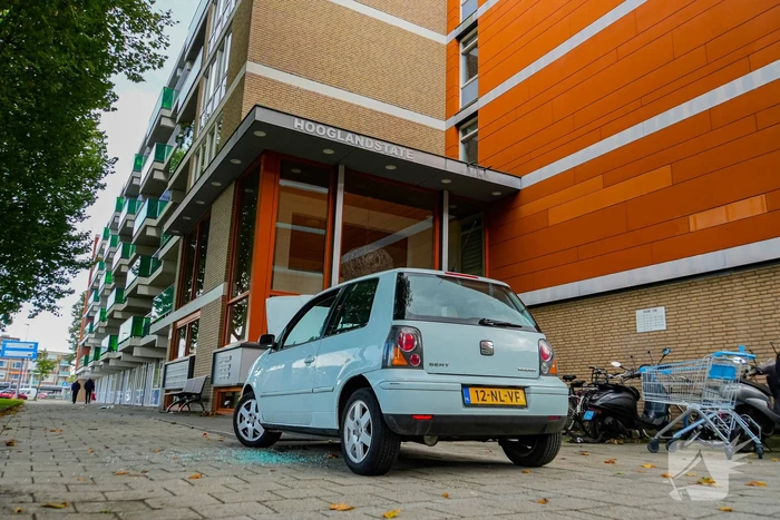 Politie slaat ruit in om kind te redden uit rokende auto