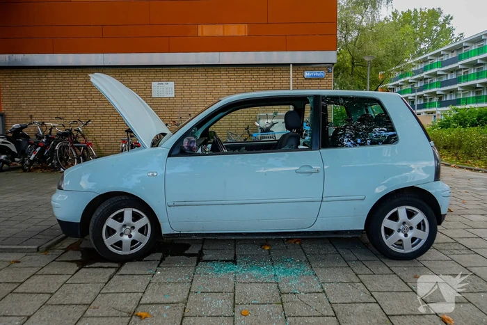 Politie slaat ruit in om kind te redden uit rokende auto