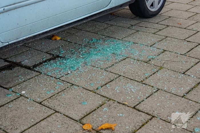Politie slaat ruit in om kind te redden uit rokende auto